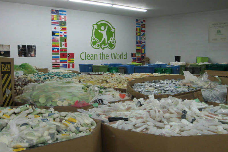La organización Clean the World entrega estuches higiénicos de jabón reciclado a más de 100 países.