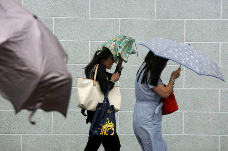 Autoridades de China y Hong Kong emitieron alertas y aconsejan a la población a quedarse en sus hogares.
