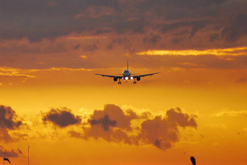 El aire, entre más caliente, se vuelve más delgado, lo que dificulta que el avión logre despegar.