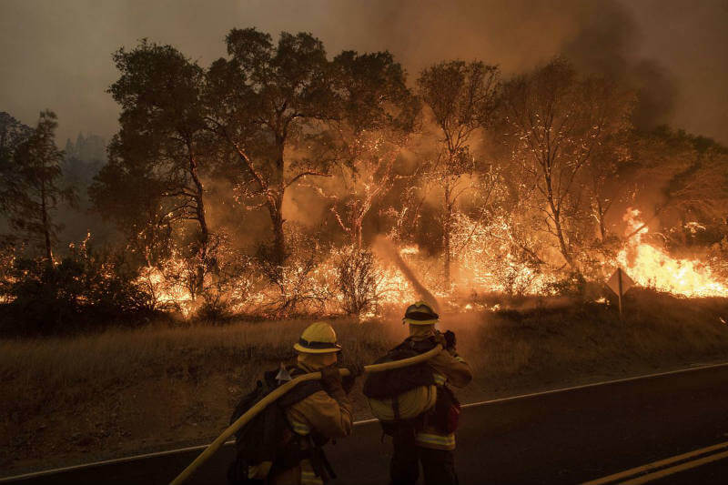 Casi 8,000 personas fueron evacuadas en California y ciudades en Arizona y Oregón también se vieron afectadas por fuertes incendios.