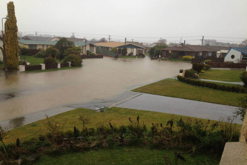 Tres regiones en Nueva Zelanda han sido afectadas por fuertes lluvias, deslaves, bloqueos de carretera y cortes de energía eléctrica.