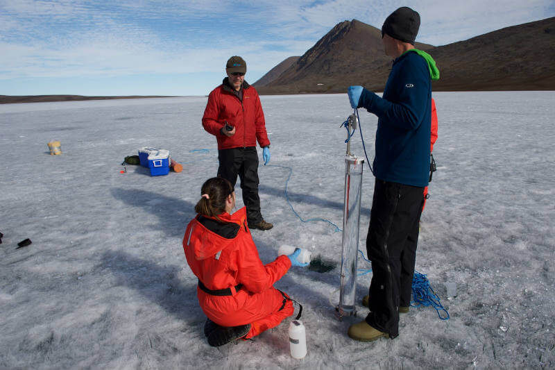Las altas temperaturas permiten que microorganismos vivan debajo de lagos que se han descongelado y que emitan más gases de efecto invernadero.