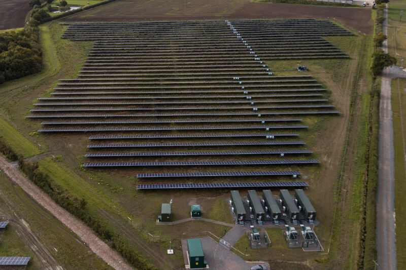La nueva granja solar Clayhill puede generar suficiente energía para abastecer alrededor de 2,000 casas.