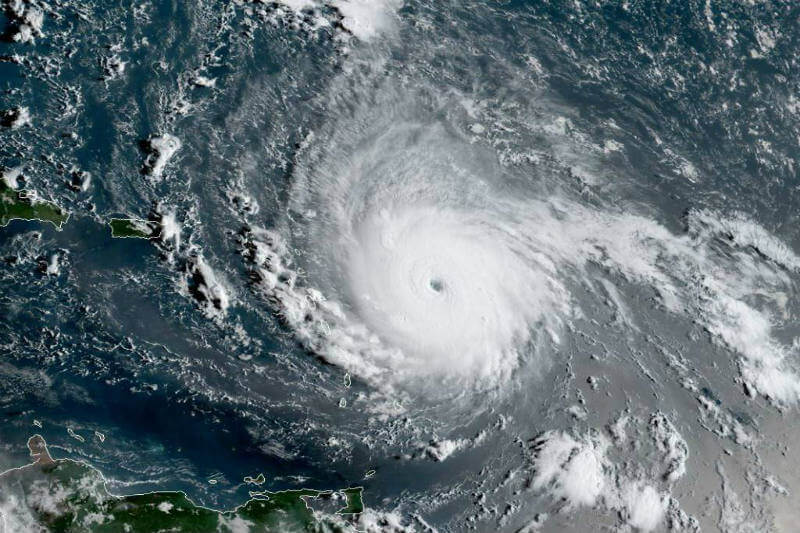 Miles de personas en las islas del Caribe y en Florida se preparan porque el huracán cuenta con vientos constantes de casi 297 km/h.