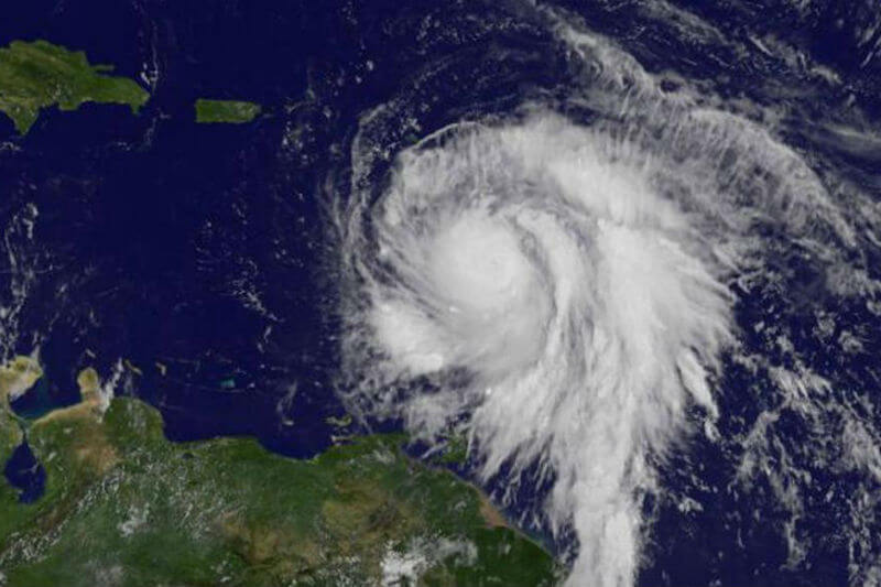 Se espera que en las próximas horas el ciclón toque tierra en la isla de Dominica, en las Antillas Menores, con vientos máximos de hasta 260 kilómetros.