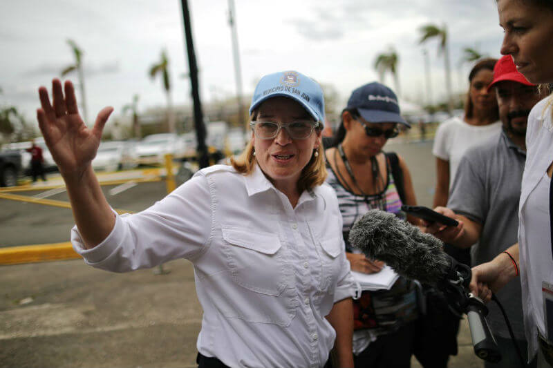 Mientras miles de personas en Puerto Rico siguen sin recibir ayuda, el presidente Donald Trump responde a las críticas, una de ellas, la alcaldesa Cruz. Solo queda esperar cómo reaccionará cuando llegue a la isla.