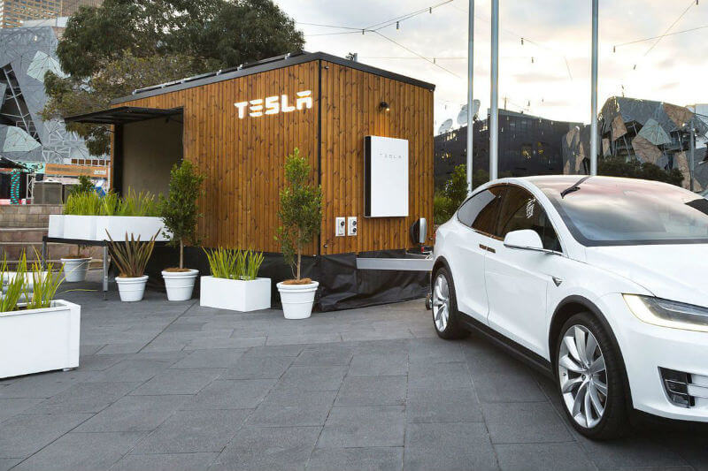 La casa es un espacio de exhibición para los productos de Tesla que le permite a los visitantes diseñar su propio sistema de energía solar para su hogar.