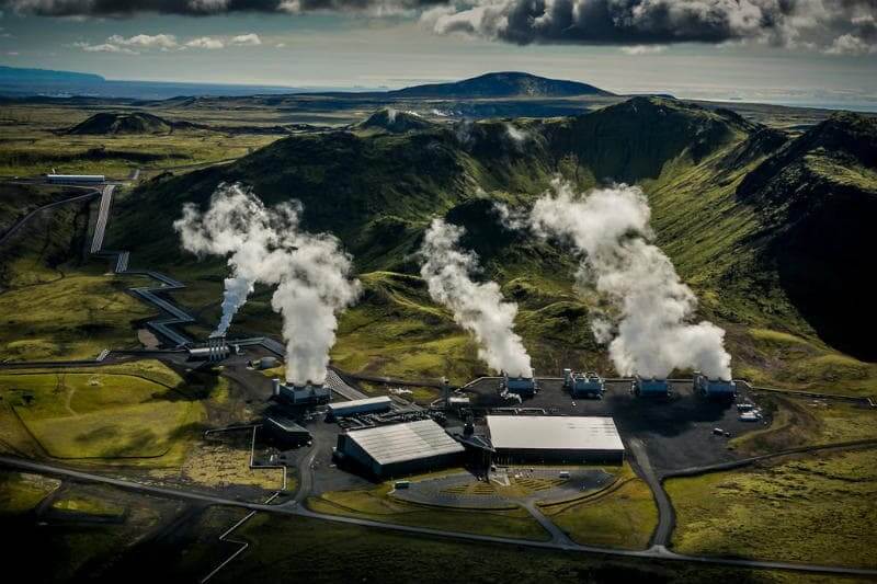 Planta de energía en Islandia captura CO2 y lo convierte en un mineral sólido, almacenándolo permanentemente y evitando su liberación a la atmósfera.