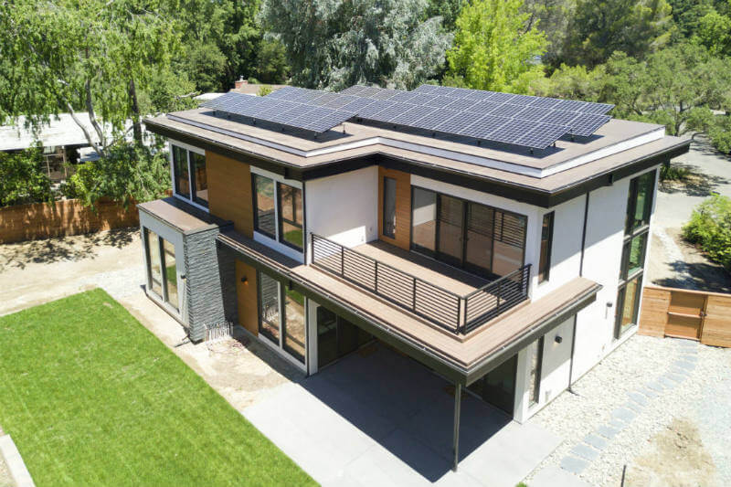 Para lograr el 100% de consumo limpio, la casa de Mark Z. Jacobson utiliza paneles solares y sistema de almacenamiento doméstico Powerwall de Tesla.