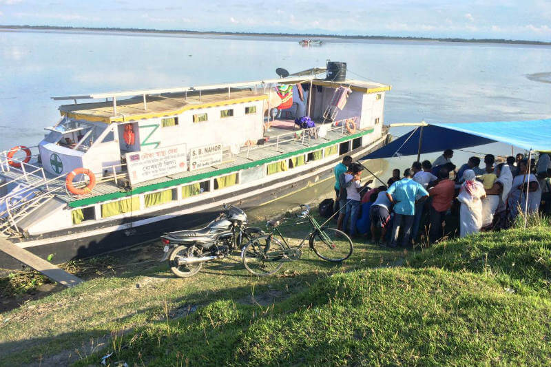 La clínica náutica S. B. Nahor, alimentada con energía solar, lleva médicos a la puerta de las personas que viven en las islas fluviales en el estado de Assam.