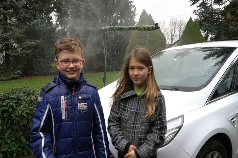 En un momento de ingenuidad, hermanos desarrollaron una idea para recoger las gotas de lluvia de los limpiaparabrisas para reutilizar el agua en el auto.