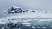 El agua de deshielo glacial hace que la superficie del océano sea menos salada y más flotante, permitiendo que el agua cálida profunda derrita los glaciares.