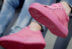 En Ámsterdam, Holanda, se presenta Gumshoe, unas zapatos con suela de chicles recogidos en las calles de la ciudad.