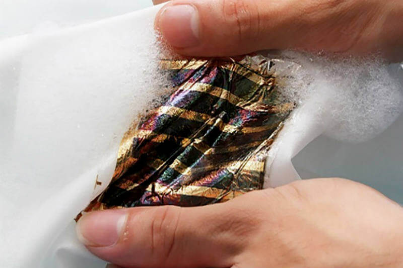 Grupo de investigadores japoneses desarrolló una célula solar que se puede ‘pegar’ en tela, se puede doblar o estirar sin causar daños en su estructura.