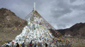 Un ingeniero indio crea glaciares artificiales inspirados en monumentos de culto para combatir la sequía en la cordillera asiática.