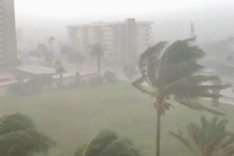 El CNH informa que cerca de 1.7 millones de personas están bajo advertencia de huracán y otros 6.5 millones bajo vigilancia de tormenta tropical.
