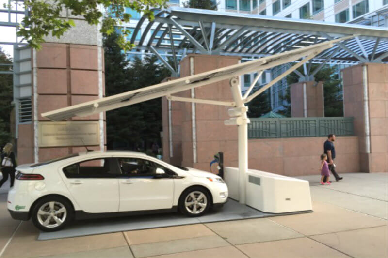 La empresa encargada de distribuirlos es Envision Solar, la cual desarrolla cargadores solares móviles para autos eléctricos y que no están conectados a la red.