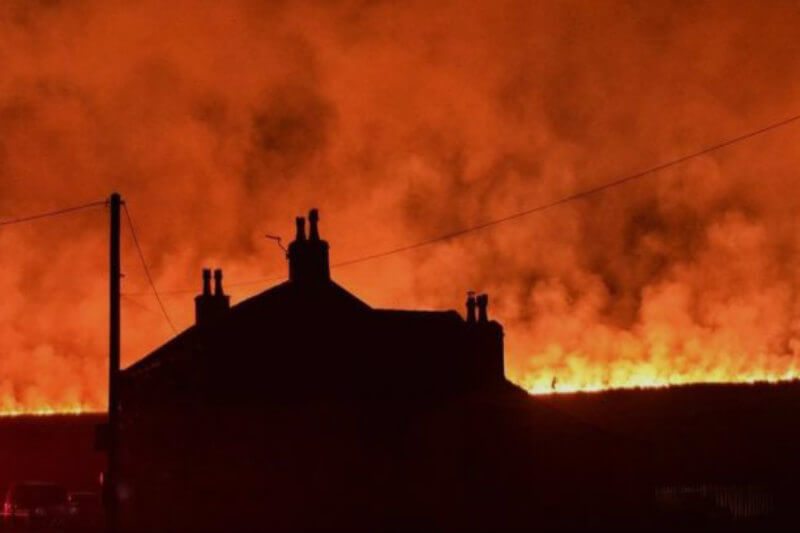 Del fuego, que inició en West Yorkshire y calificado como "apocalíptico" por su fuerza debido a la temperatura, ninguna persona ha resultado herida o evacuada.