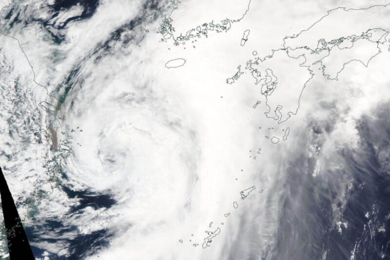 Se espera que la tormenta avance a una velocidad máxima de 35km/h y se intensifique al llegar al Mar Oriental de China.