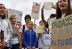 Jóvenes activistas se manifestaron en protesta por la acción inadecuada del gobierno sobre la crisis climática exclamando: "Protejan nuestro futuro"