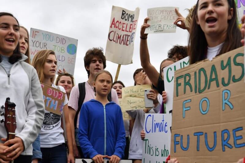 Jóvenes activistas se manifestaron en protesta por la acción inadecuada del gobierno sobre la crisis climática exclamando: "Protejan nuestro futuro"