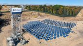 usar inteligencia artificial y un campo de espejos para reflejar luz solar que genera un calor extremo por encima de los 1,000°C.