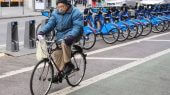 viajeros están cambiando a automóviles y bicicletas por temor a contraer coronavirus.