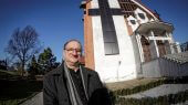 Sacerdote polaco instala cruz de paneles solares