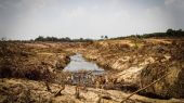 Río en la Amazonía se extingue por minería e hidroeléctricas