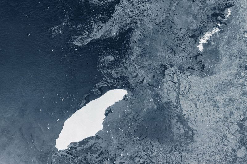 Iceberg gigante que se desplaza por la Antártida