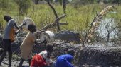 Familias en Sudán beben del agua que ha inundado sus hogares