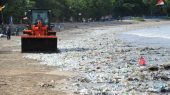 Marea plástica en playas de Bali por monzones