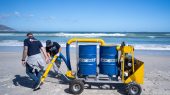 Aspiradora gigante recoge microplásticos en las playas de Sudáfrica