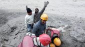 Inundación glaciar en India deja trabajadores atrapados