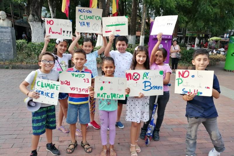 Niños y jóvenes de Colombia exigen al gobierno acción climática