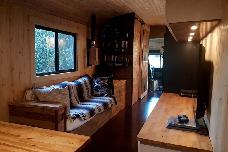 Hombre convierte un autobus en su propia mini casa autosustentable