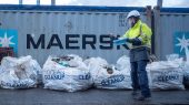 Coca-Cola se asocia con The Ocean Cleanup para buscar soluciones a la contaminación plástica.