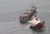 Buque de carga se parte en dos en Japón y derrama petróleo en el océano.