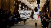 Activista climática interrumpe pasarela de louis vuitton