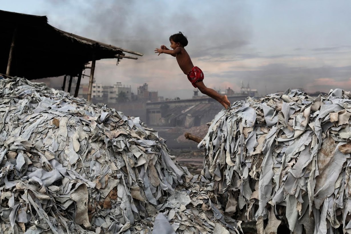 La ropa desechada se acumula en vertederos de comunidades vulnerables al cambio climático. - Foto Andrew Biraj/Reuters