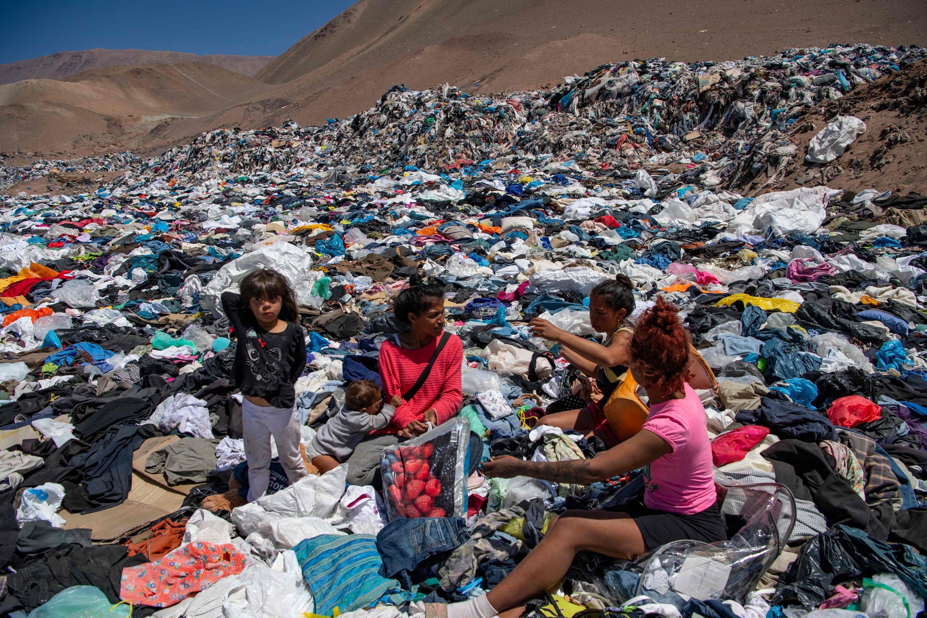 Ropa desechada y acumulada en el desierto de Atacama, en Chile. - Foto AFP