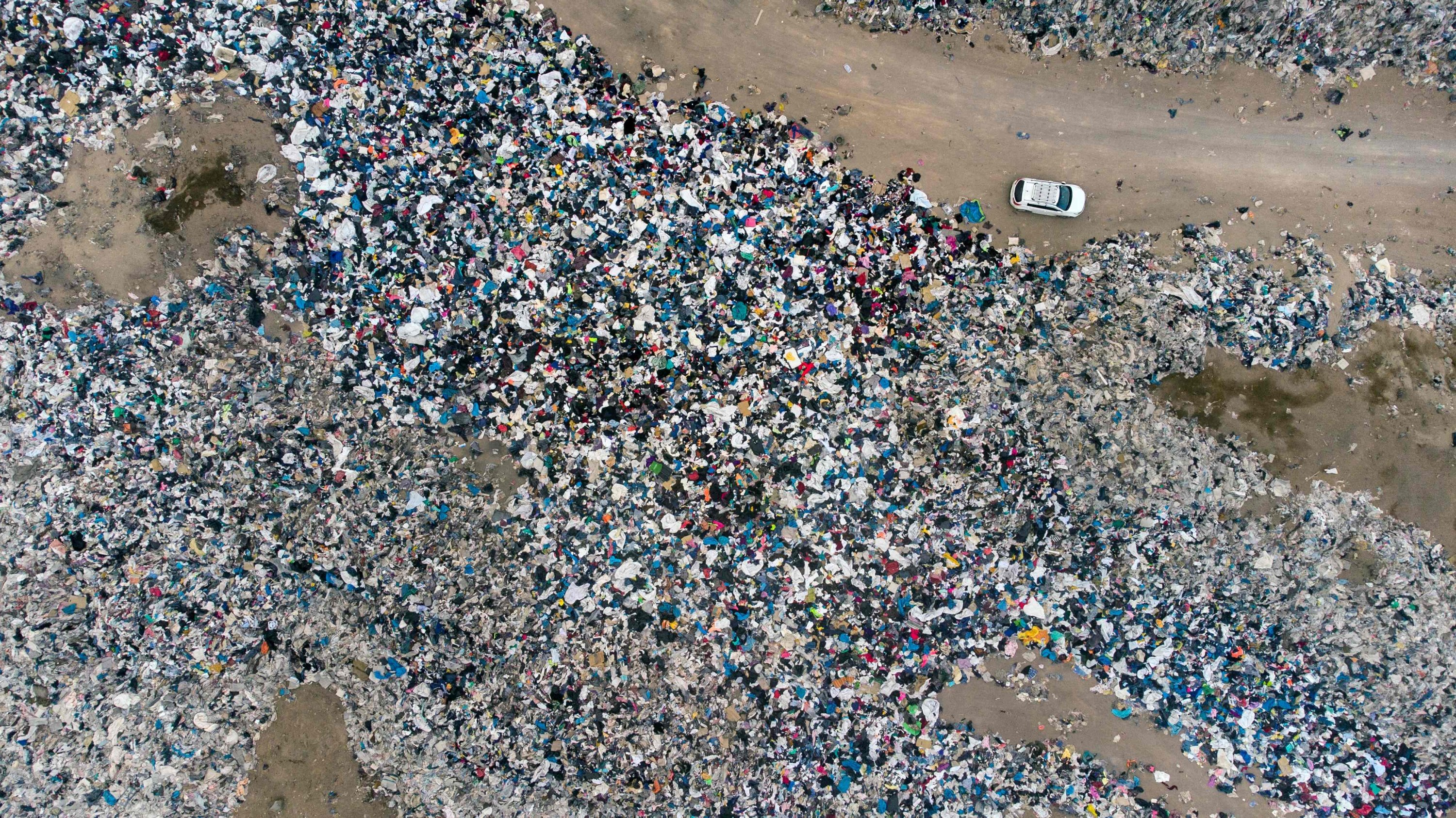 Dunas de ropa en el desierto de Atacama. - Foto AFP