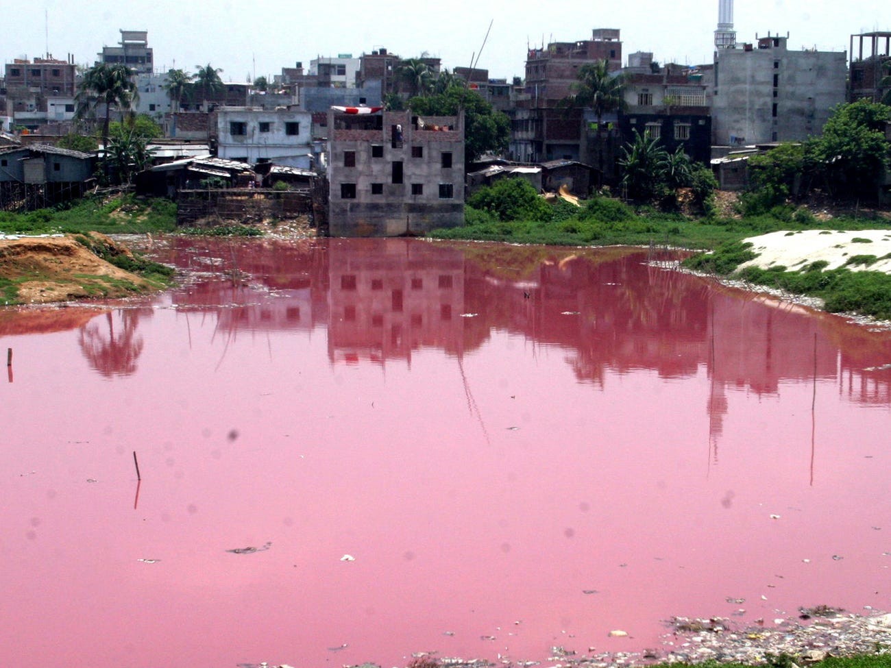 Las comunidades donde residen las fábricas de ropa se ven afectadas. - Foto Rafiquar Rahman/Reuters