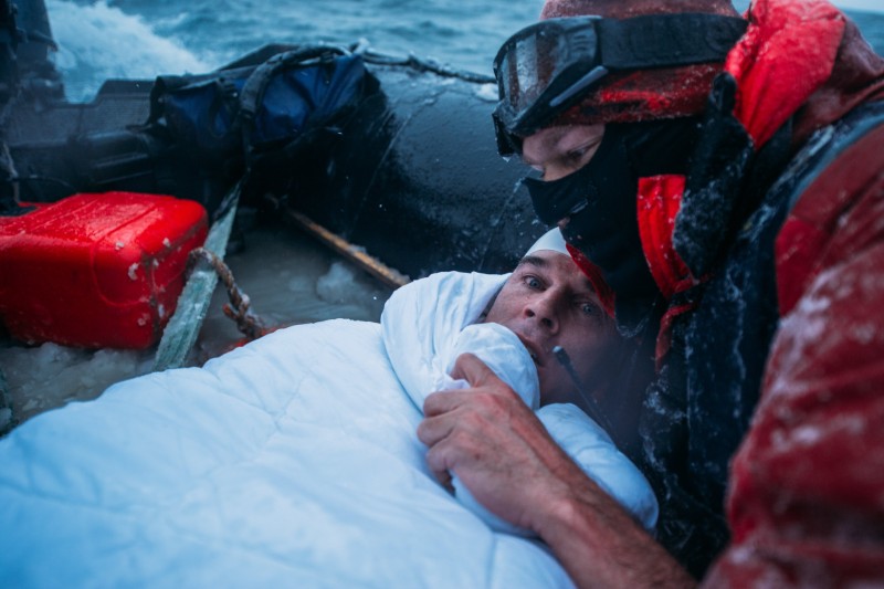 Nadador Lewis Pugh hace consciencia con recorrido por Groenlandia