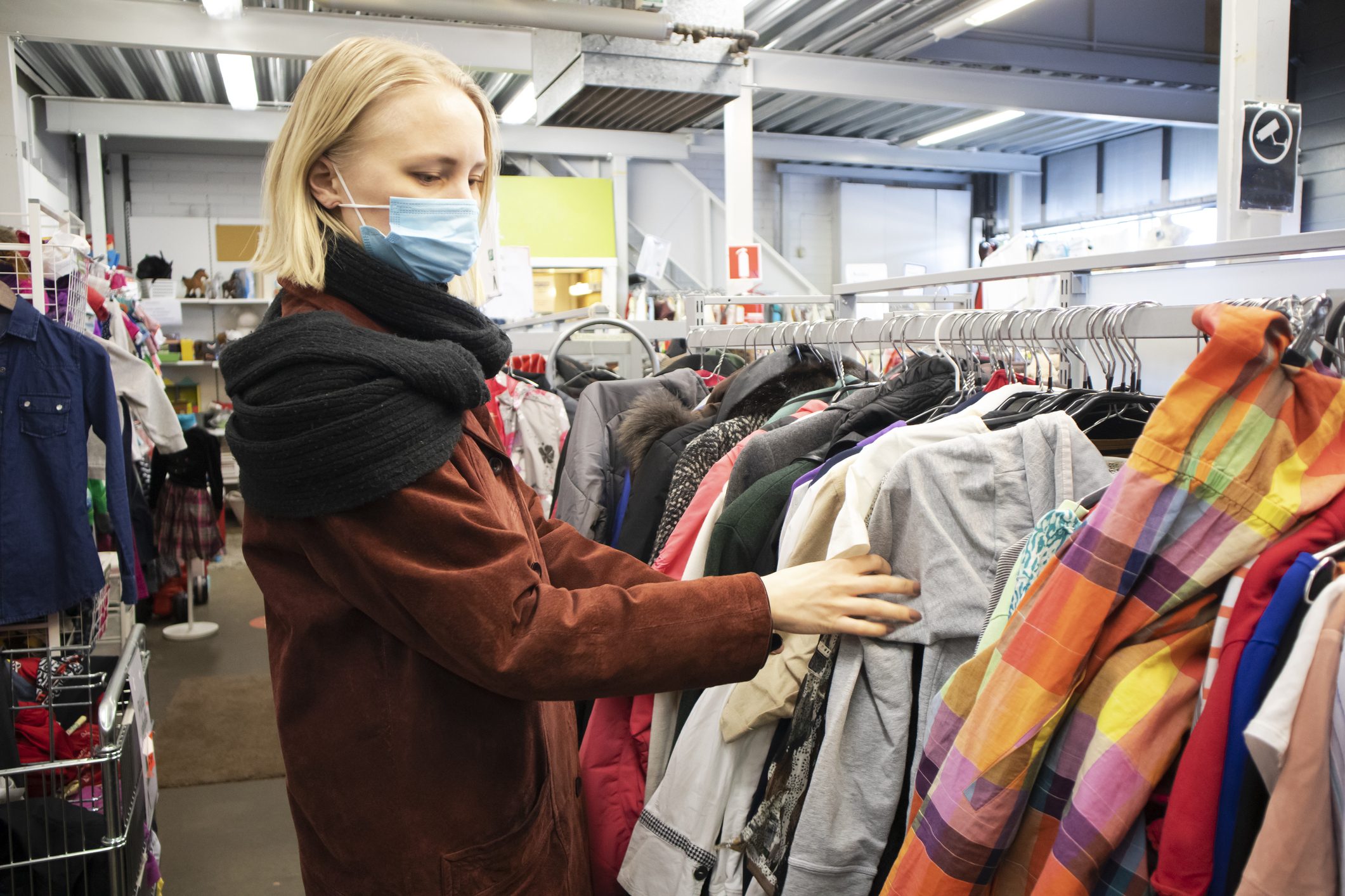 Elegir ropa de segunda mano para evitar el consumo excesivo. - Foto BUKET TOPAL/Gettyimages