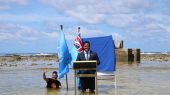 Ministro de Tuvalu se presenta ante la COP26 sumergido en el mar