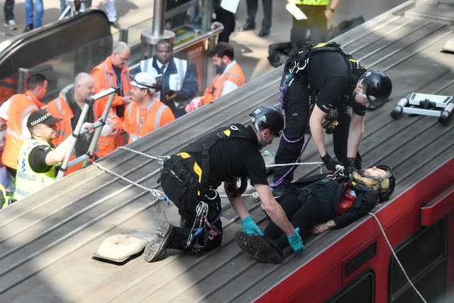 Activistas de XR en 2019 obstruyeron la estación de tren del distrito financiero en Londres - Foto AFP/Gettyimages