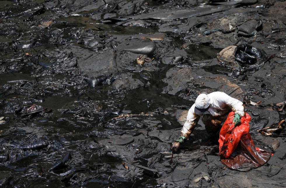 Derrame de petróleo bajo investigación por contamianción ambiental. - Foto Pilar Olivares/Reuters