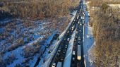 Miles de conductores quedan atrapados por más de 24 horas en autopista de Virginia.