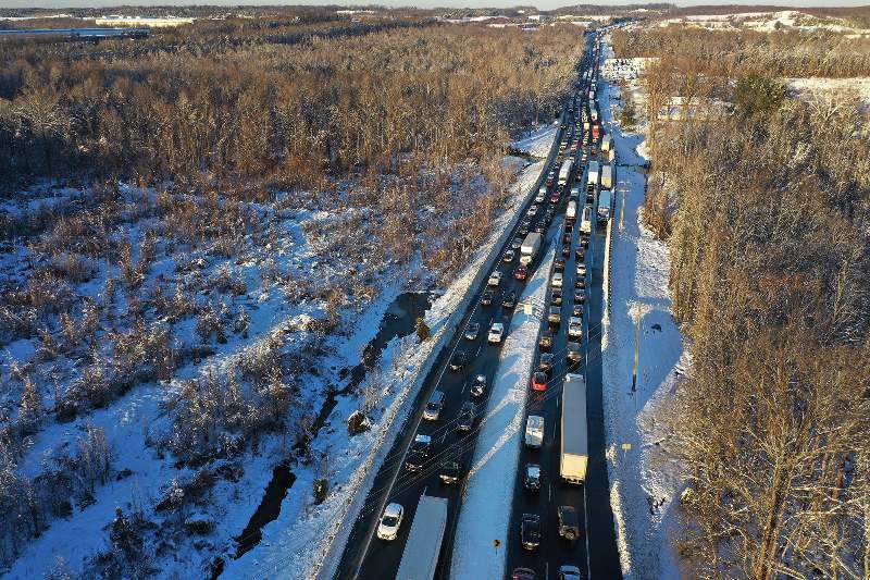 Miles de conductores quedan atrapados por más de 24 horas en autopista de Virginia.